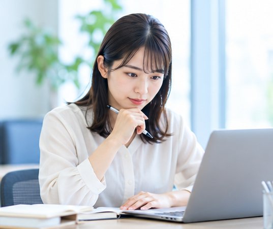 ノートPCで準備する女性