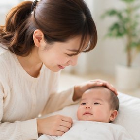 赤ちゃんを見つめる新米ママ