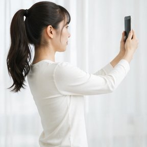 姿勢を撮影する女性