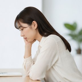 頬杖をつく女性