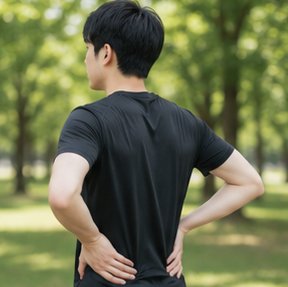 腰痛に悩む男性