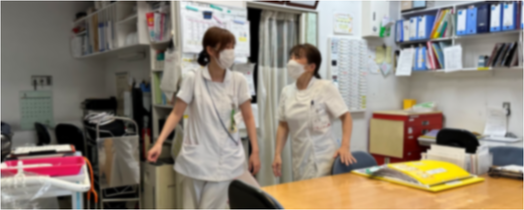 職場の雰囲気。医療従事者が働く様子。プライバシー保護のため画像にぼかし処理を施しています。
